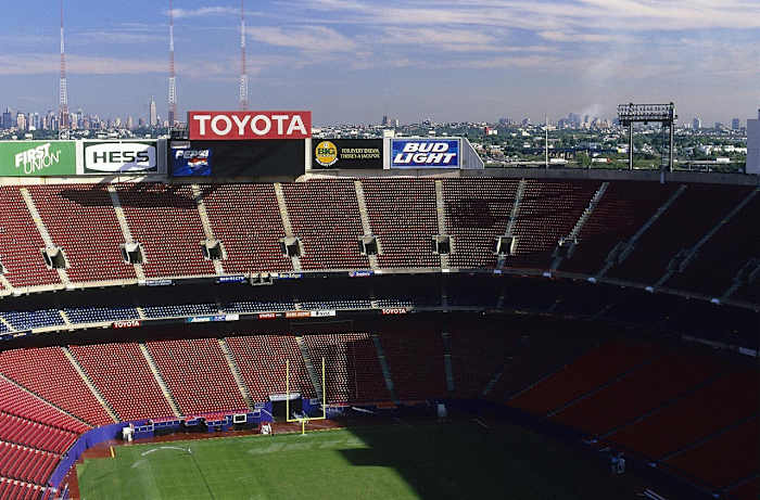Giants-Stadium-New-York-City-skyline-001238865.jpg